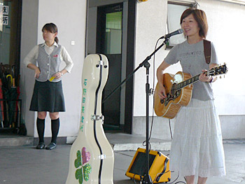 ラッピング作業に立ち会う石野田さん